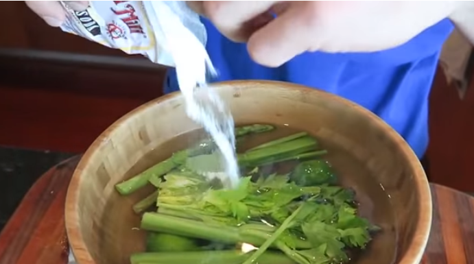 Scientists Test Three Solutions for Cleaning Pesticides Off Produce: The Winner is Clear, Chemical-Free and Surprisingly Cheap